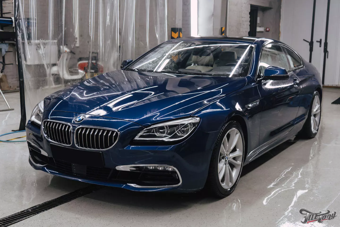 Тотальная смена образа BMW 6: оклеили в сатиновый винил и полиуретан, выполнили антихром, окрасили диски и суппорта, сделали шиномонтаж, произвели комплекс детейлинг-услуг, установили регистратор